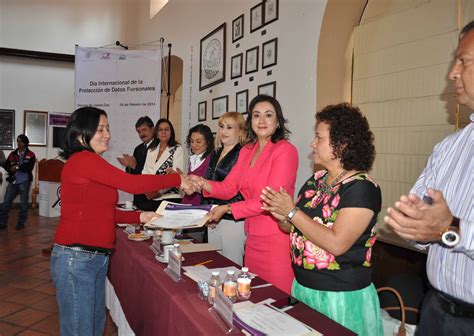 Entrega de constancias a los participantes del curso Introducción a la