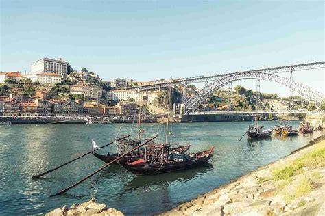 Passeio De Barco No Douro Uma Das Mais Belas Paisagens De Portugal