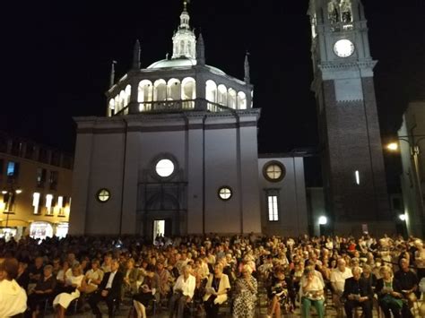 Monsignor Mario Delpini Accoglie La Madonna Dell Aiuto Di Busto