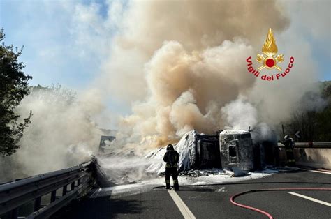 Incidente Autostradale Sulla A1 Mezzo Pesante Si Ribalta E Prende