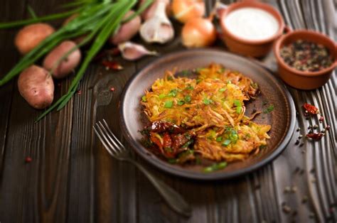 Sabrosas Tortitas De Patata Caseras En Plato De Barro Con Tomates Secos