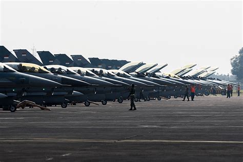 Atraksi Flypast Pesawat Tempur F 16 Dan Giant Flag TNI AU Meriahkan HUT