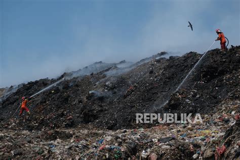 Jangan Bakar Sampah Sembarangan Asapnya Sangat Berbahaya Republika