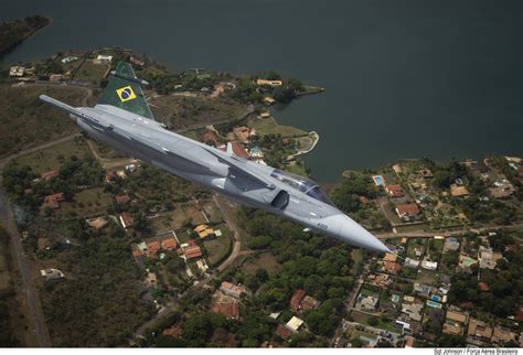 IMAGENS Primeiro caça F 39E Gripen da FAB sobre Brasília DF Poder