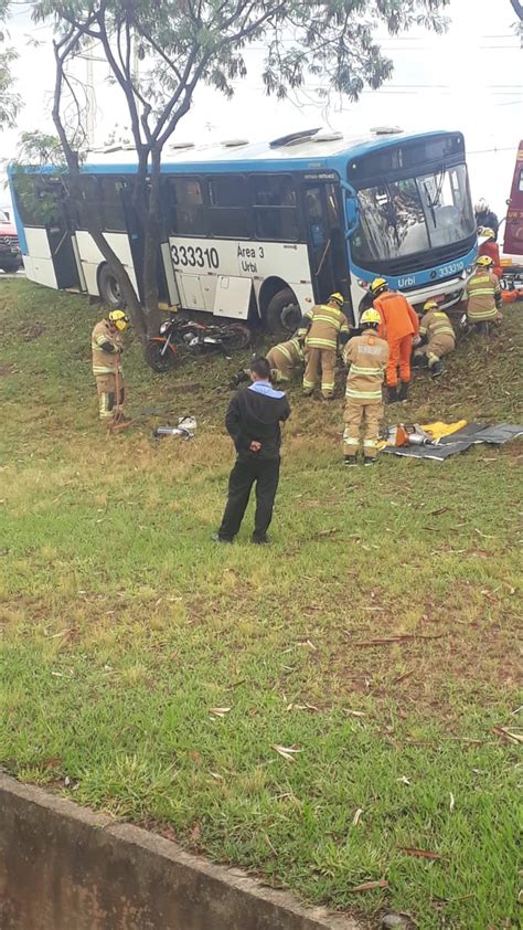 Motociclista fica preso embaixo de ônibus após acidente no DF