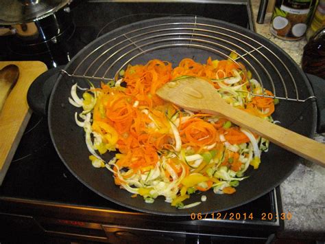 Wok Gemüse mit Garnelen Lachs und Hähnchenbrust vom Teppanyaki