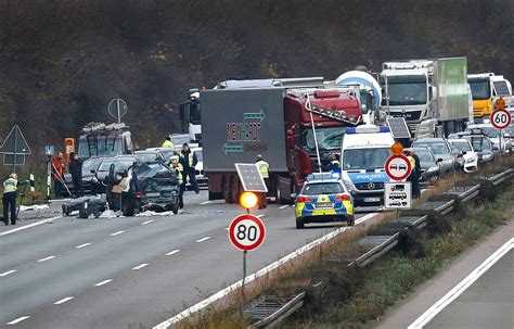 A1 Unfall bei Köln Remscheider in Lebensgefahr Polizei ermahnt Gaffer