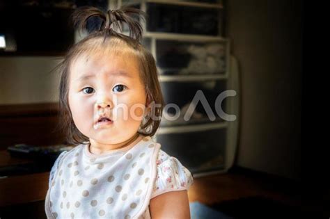 こちらを見つめるちょんまげの子供 フリー素材無料素材写真イメージ No 3528112｜写真素材なら「写真ac」無料（フリー）ダウンロードok