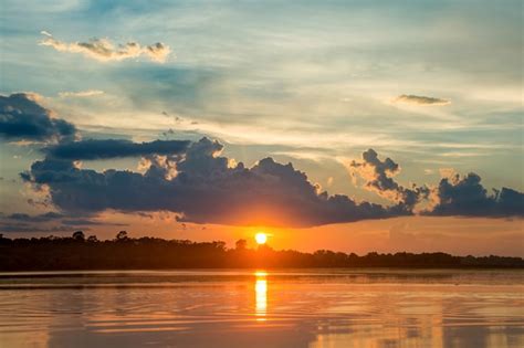 Atardecer En El Lago Hermosa Puesta De Sol Detr S De Las Nubes Sobre