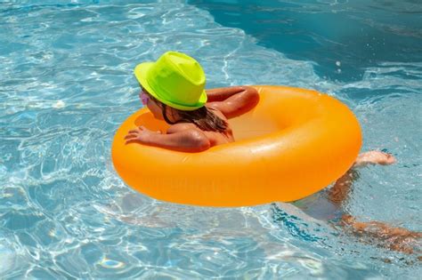 Los Ni Os Nadan En La Piscina Concepto De Vacaciones Y Vacaciones Para