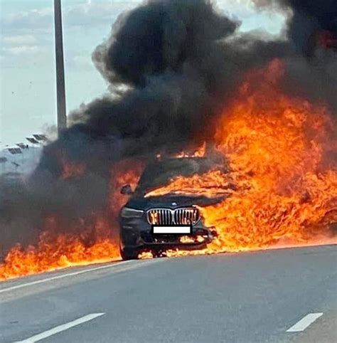 Autoturism Distrus N Totalitate Dup Ce A Luat Foc La Intrarea N