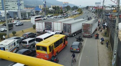 Cinco vías nacionales están bloqueadas por el paro camionero