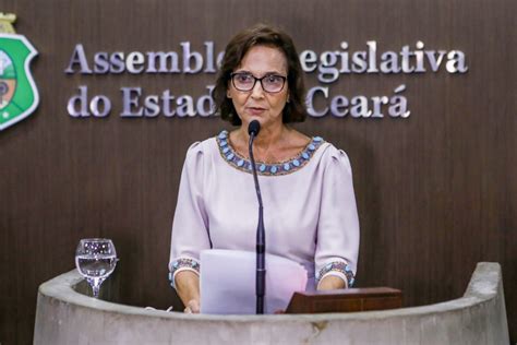 Izolda Cela se torna a primeira mulher a assumir o Governo do Ceará