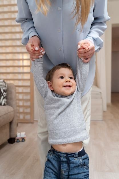 Vue de face mère tenant les mains de l enfant Photo Gratuite