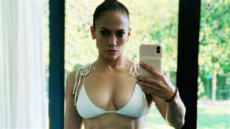 Jennifer Lopez Incendia Las Redes En Diminuto Bikini Blanco Telemundo