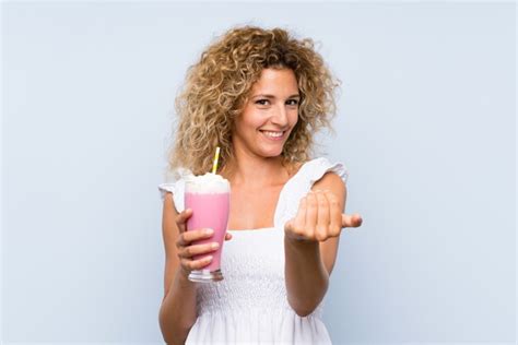 Jovem Mulher Loira Cabelos Cacheados Segurando Um Milk Shake De