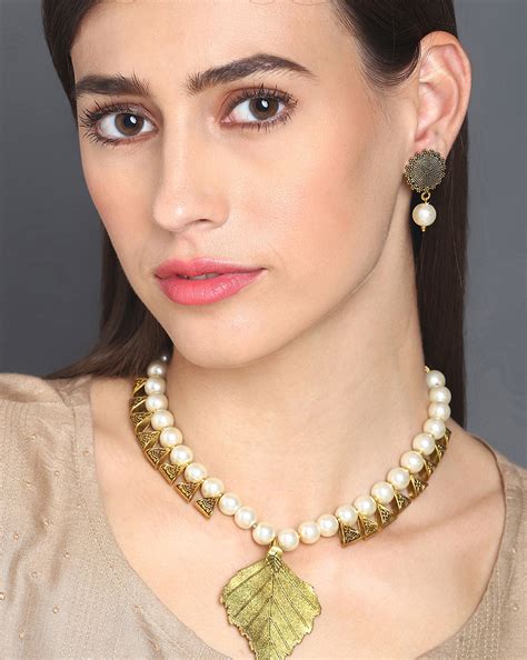 Sohi Gold Plated Antique Leaf Loops Beaded Necklace Set