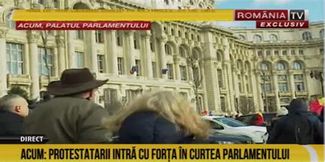 Protestatarii au INTRAT în curtea Parlamentului Asediu la porțile