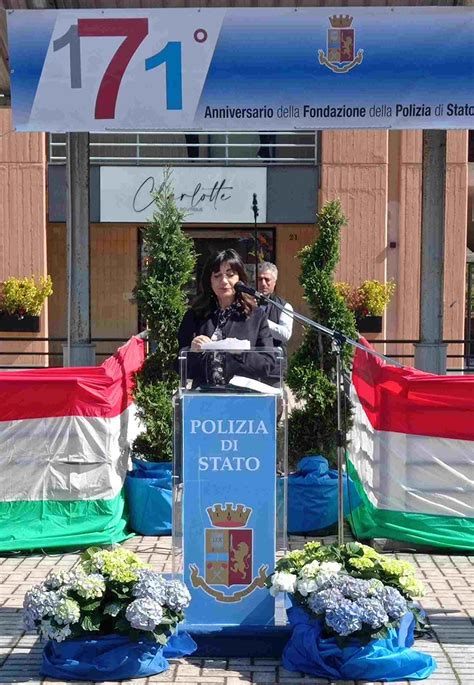 Esserci Sempree La Polizia A Matera Fa In Piazza Tre Torri