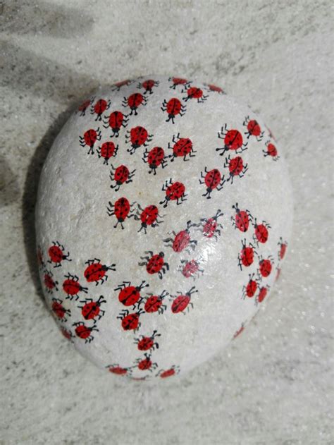 Marienk Fer Auf Dem Stein Rock Painting Art Painted Rocks Diy