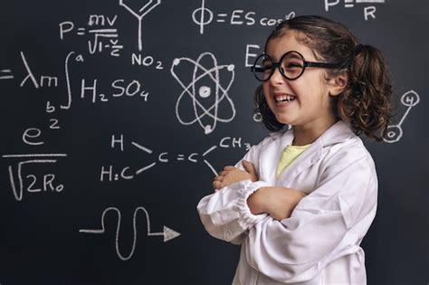 Científico de niña divertida con gafas riendo Foto Premium