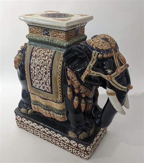 SELLETTE éléphant en céramique polychrome