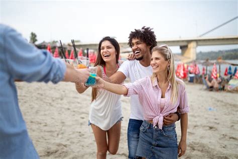 Grupo De Amigos Que Penduram Para Fora Os Cocktail Na Praia Foto De