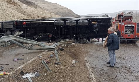 Kayseri Malatya Karayolu Gürün ilçesi çıkışında feci kaza 1 ölü 4 yaralı