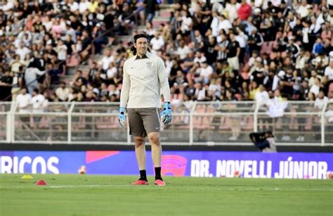 Corinthians inicia conversas para renovar os contratos de Cássio e