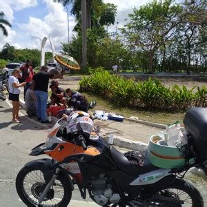 Samu socorre vítima de colisão entre carro e moto na Durval de Góes