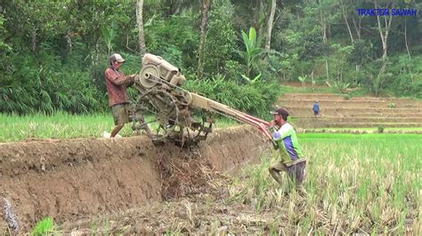 Wow Traktor Sawah Kesuliatan Naik Tebing Youtube