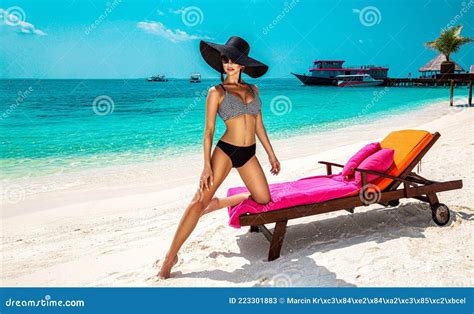 Hermoso Modelo De Bikini De Mujer Sexy Curtido En La Playa De Arena Tropical De Maldivas Joven