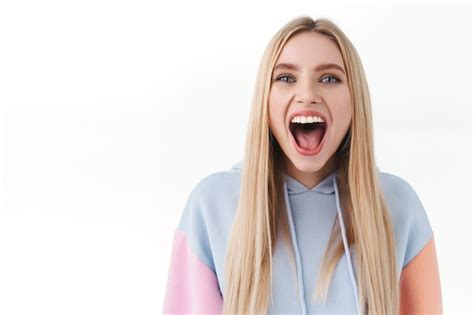 Portrait En Gros Plan D une Fille Blonde Enthousiaste Et Excitée Qui Assiste Enfin Au Concert De