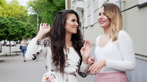 Deux Belles Femmes Lesbiennes Se Sentent Timides Se Reposant Sur Un Banc Et Joignent Des Mains