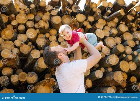 Papa Et Babys Son S Amusent En Plein Air Une Famille Heureuse Passe Un