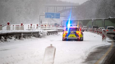 Schneechaos In Nrw Unf Lle Auf Glatten Stra En Staus Auf Den