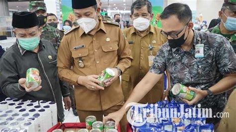 Gelar Sidak Di Supermarket Wabup Sidoarjo Subandi Temukan Makanan Dan