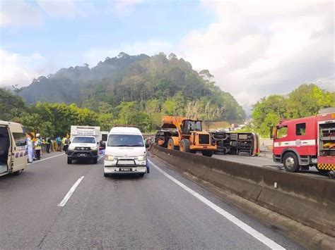 Dua Maut Cedera Bas Terbalik Di Lebuhraya Klk