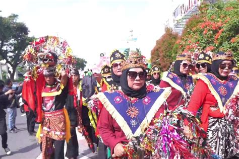 Foto Daftarkan Diri Ke KPU 50 Bacaleg PDI P Depok Pakai Baju Adat