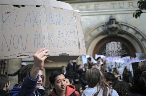 Des Lycées Bloqués à Paris Contre Les Expulsions Délèves étrangers La République Des Pyrénéesfr