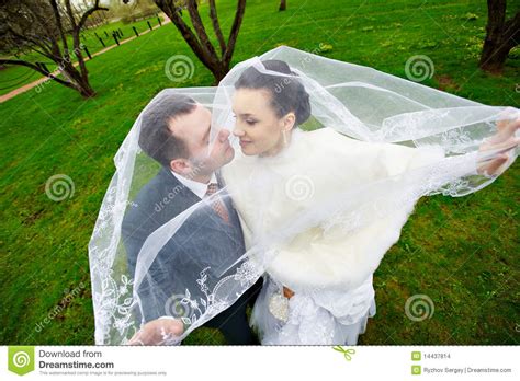 A Noiva E O Noivo Felizes No Casamento Andam Foto De Stock Imagem De