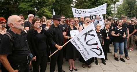 Czarny protest KOD w obronie TK Działacze przyszli pod Sejm z