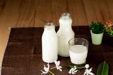 Lait Produits Laitiers Sains Sur Table Photo Gratuite