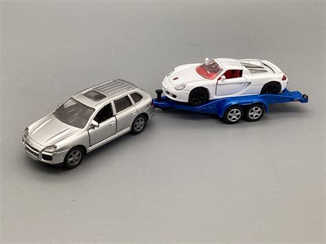 Modellautos 1 55 SIKU 2544 Porsche Cayenne mit Anhänger und Porsche GT