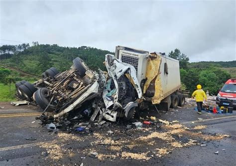 Colisão frontal entre caminhões deixa duas pessoas mortas na BR 282