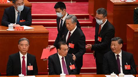 Chine l ancien président Hu Jintao escorté vers la sortie lors du