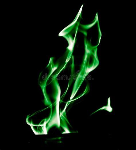 Flamme Verte Du Feu Sur Un Fond Noir Photo Stock Image Du Noir