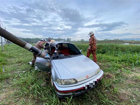 Mekanik Maut Kereta Terbabas Rempuh Tiang Elektrik Utusan Malaysia