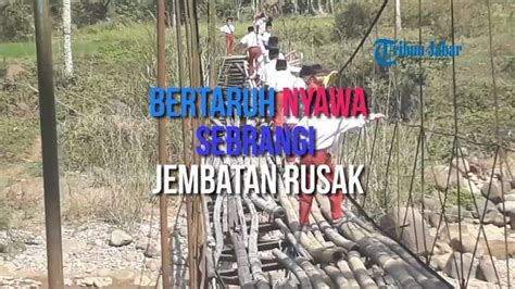 HARI ANAK NASIONAL Bertaruh Nyawa Seberangi Sungai Lewati Jembatan