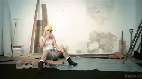 Loira Trabalhadora De Constru O Brinca Sua Buceta Porn